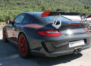  提供 30 英里的保时捷驾驶课程 